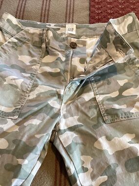 Gap size 8 Girlfriend Khaki cream and greens